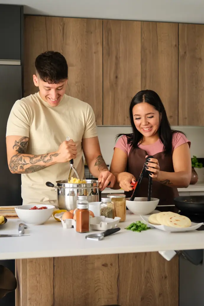 Pareja joven cocinando