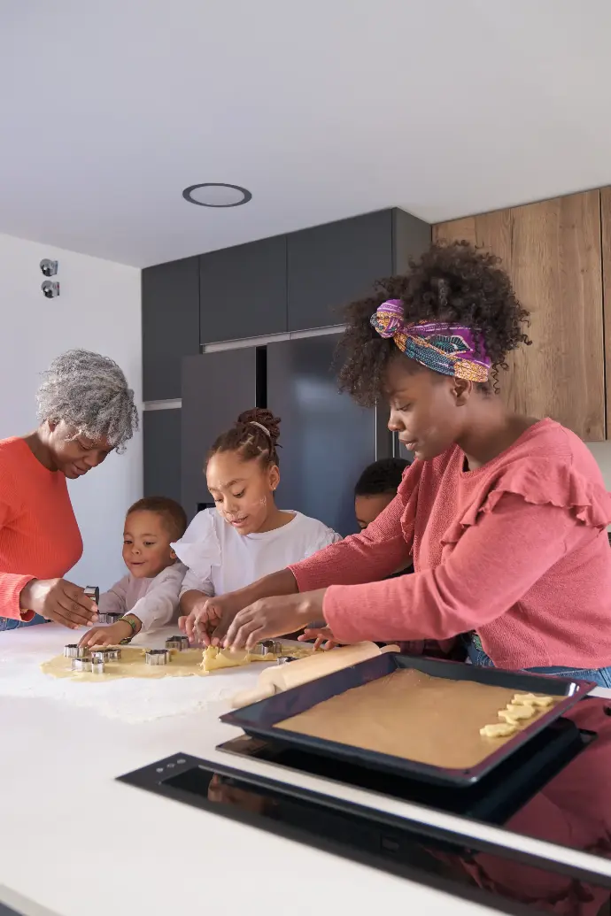 Familia nigeriana cocinando en casa