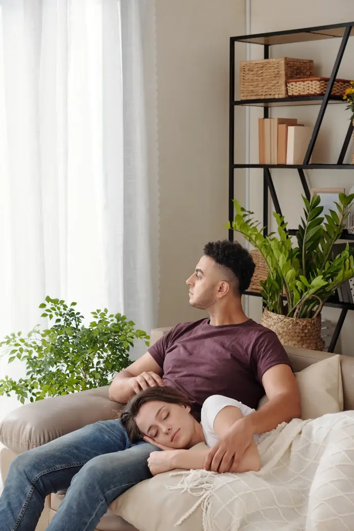 Pareja joven descansando en el sofá