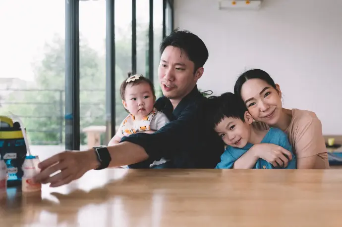 Familia asiática haciéndose una foto en su hogar