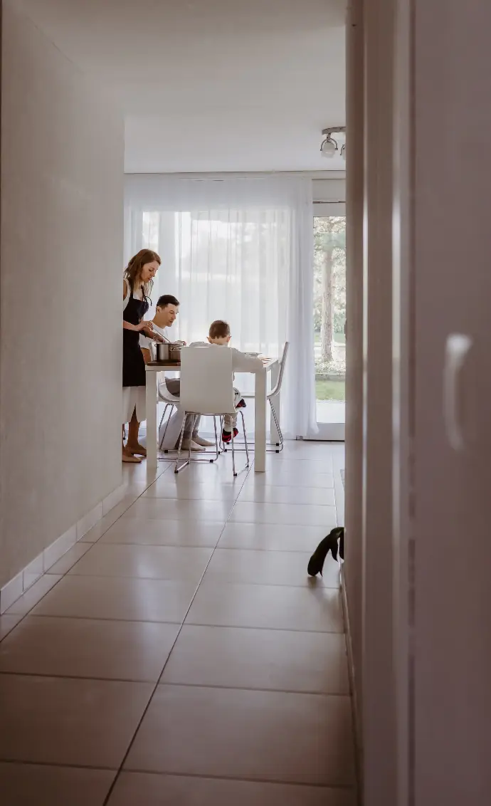 Familia  sentada comiendo en la mesa del comedorvista desde el paillo